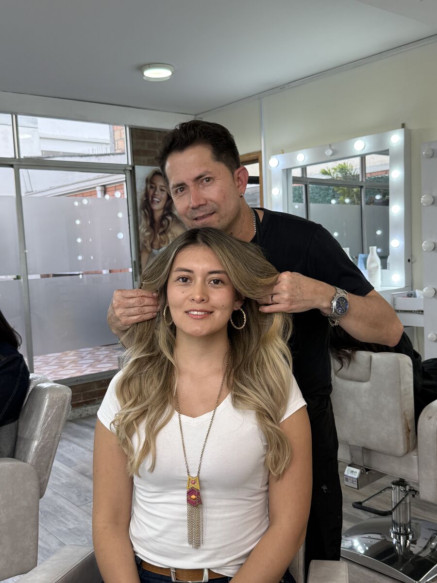 Rubio miel con ondas sueltas